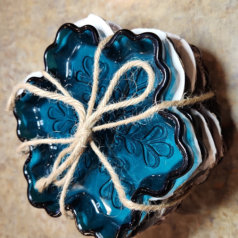 Snowflake Glass Plates - Picture 6 of 8